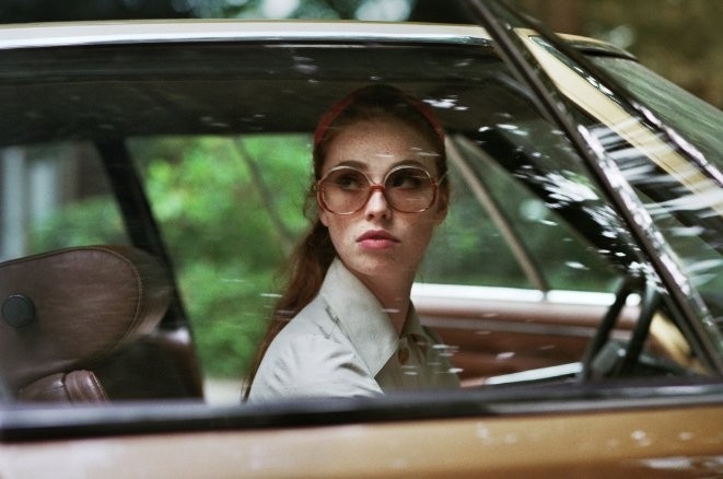 Freya Mavor - La dame dans l'auto avec un fusil et des lunettes