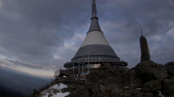 Zrezivělá krása: Hyperboloid nad městem