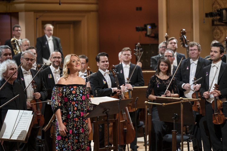 Sir Simon Rattle diriguje české a&nbsp;terezínské autory