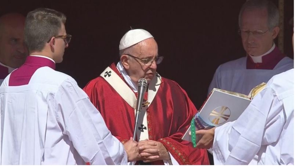 Kající bohoslužba z baziliky sv. Petra ve Vatikánu s papežem Františkem