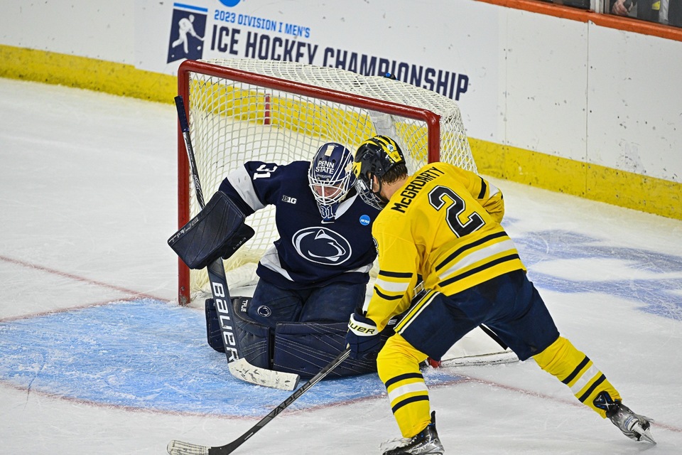 Hokej: Michigan - Penn State